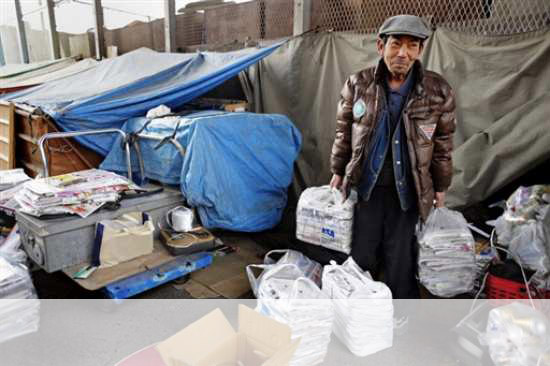 Homme dans une décharge